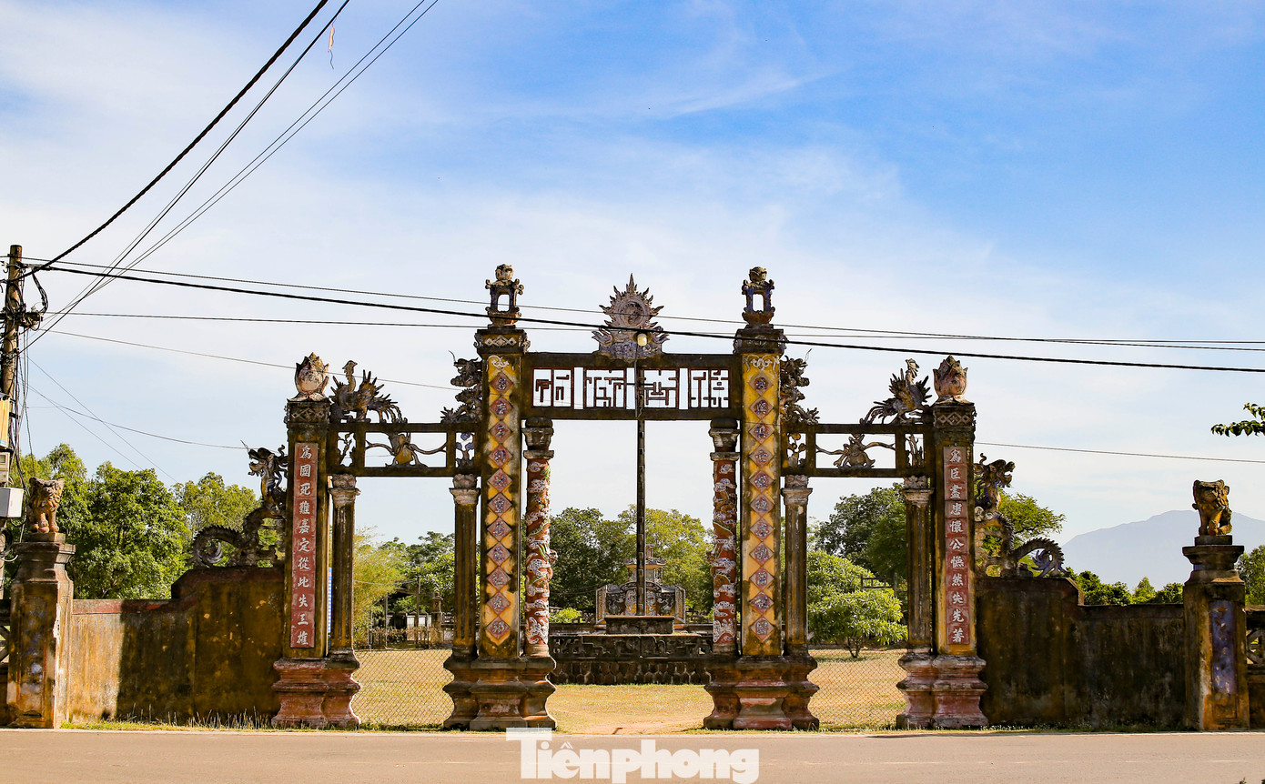 Cách TP. Quy Nhơn khoảng 27 km về hướng tây bắc, Thành Hoàng Đế nằm trên địa phận xã Nhơn Hậu và phường Đập Đá (thị xã An Nhơn, Bình Định). Thành Hoàng Đế trong lịch sử từng là kinh đô Vijaya của vương quốc Chămpa với tên gọi Thành Đồ Bàn. Ảnh: Trương Định.