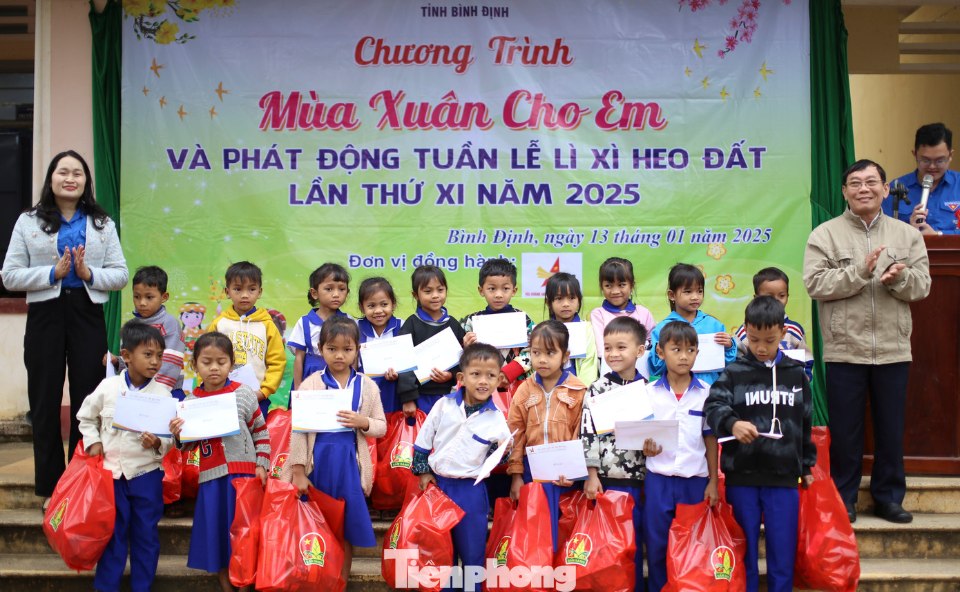 Những phần quà cho các em học sinh nhân dịp Tết đến xuân về.