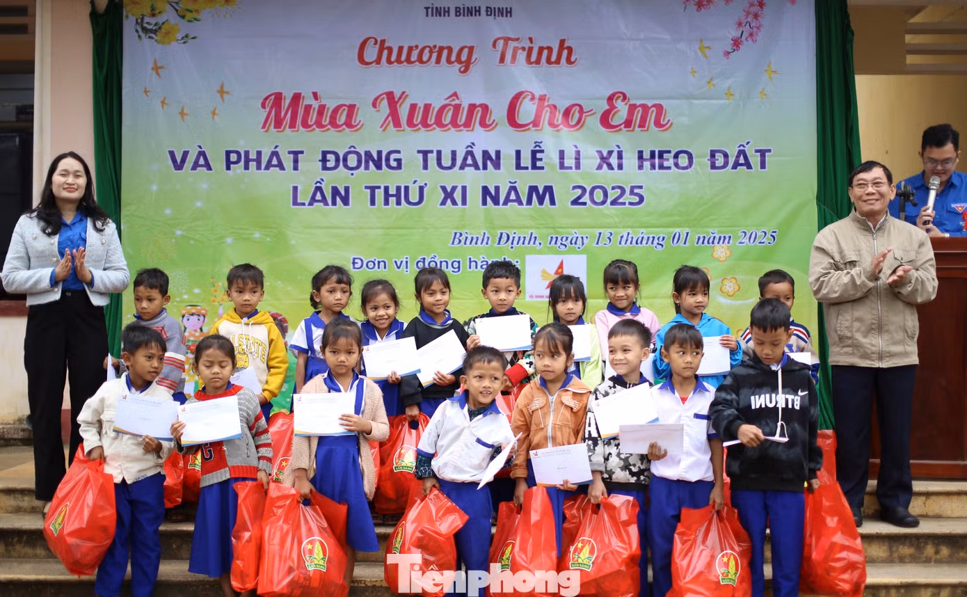 Những phần quà cho các em học sinh nhân dịp Tết đến xuân về.