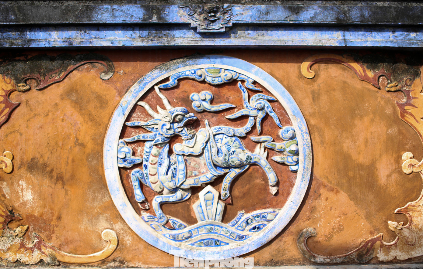 Những tác phẩm phù điêu trong Thành Hoàng Đế. Ảnh: Trương Định.