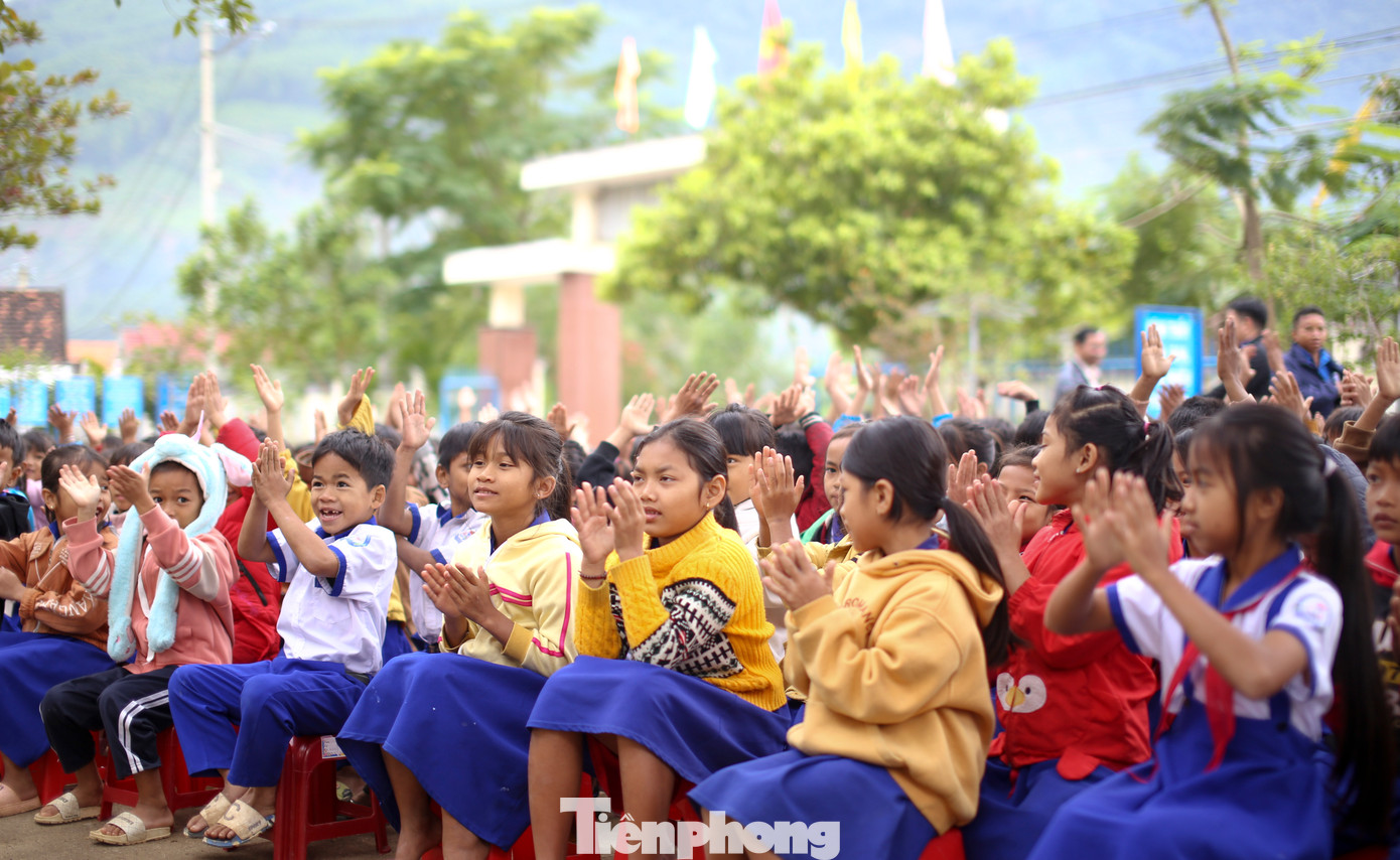 Lãnh đạo trường Tiểu học Đak Mang cho hay, học sinh tại trường 100% là người đồng bào dân tộc thiểu số. Trước đây, trường thiếu thốn về mọi mặt, tuy nhiên những năm qua nhờ sự quan tâm của các cấp, ngành, đến nay trường đã thay "áo mới"; cơ sở dạy học cũng như đội ngũ giáo viên, học sinh đã có những khởi sắc. Ảnh: Trương Định