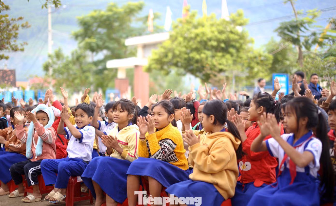 Lãnh đạo trường Tiểu học Đak Mang cho hay, học sinh tại trường 100% là người đồng bào dân tộc thiểu số. Trước đây, trường thiếu thốn về mọi mặt, tuy nhiên những năm qua nhờ sự quan tâm của các cấp, ngành, đến nay trường đã thay "áo mới"; cơ sở dạy học cũng như đội ngũ giáo viên, học sinh đã có những khởi sắc. Ảnh: Trương Định