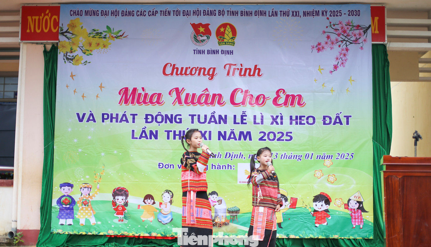 Ngay từ sáng sớm, đông đảo các em thiếu nhi, học sinh của trường Tiểu học Đak Mang đã tập trung về trường để theo dõi chương trình, thưởng thức các tiết mục văn nghệ do chính các em học sinh của trường biểu diễn. Ảnh: Trương Định