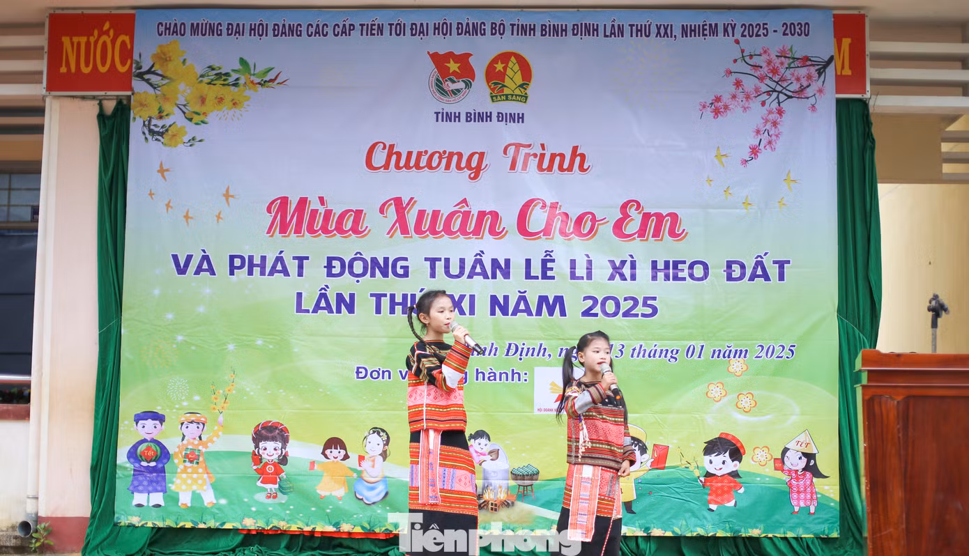 Ngay từ sáng sớm, đông đảo các em thiếu nhi, học sinh của trường Tiểu học Đak Mang đã tập trung về trường để theo dõi chương trình, thưởng thức các tiết mục văn nghệ do chính các em học sinh của trường biểu diễn. Ảnh: Trương Định