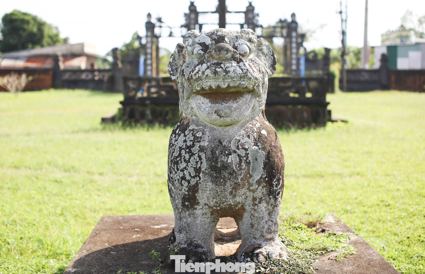 Tượng sư tử đá. Ảnh: Trương Định.