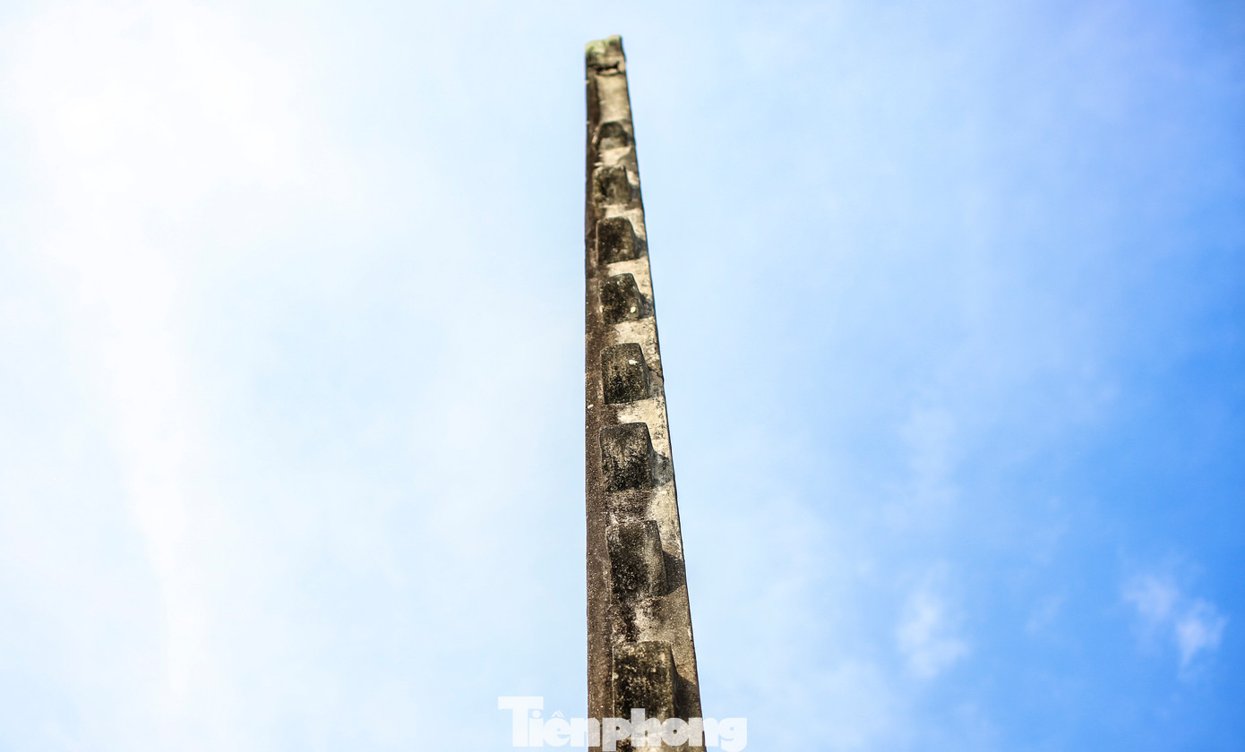 Cột cờ trong thành. Ảnh: Trương Định.