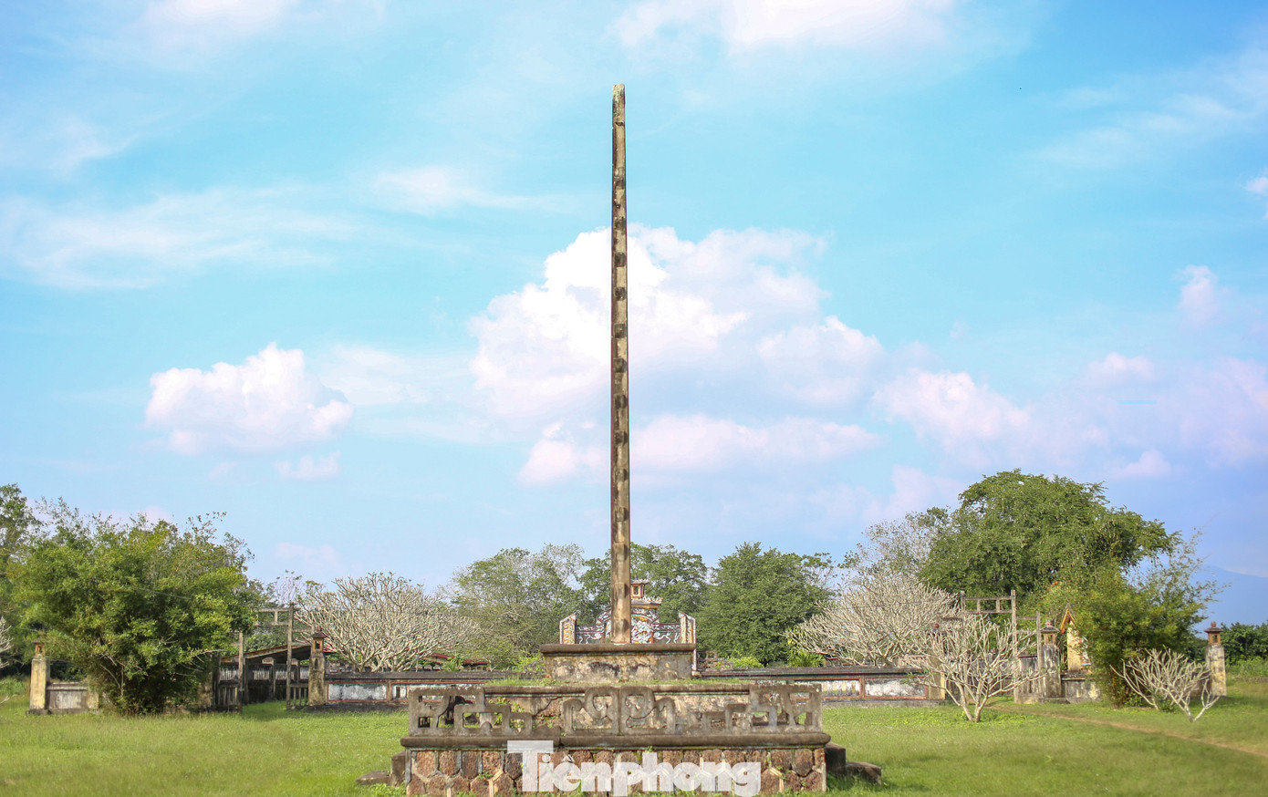 Thành Hoàng Đế từng đóng vai trò đại bản doanh của nghĩa quân Tây Sơn trong buổi đầu khởi nghĩa, là kinh đô của Trung ương Hoàng Đế Thái Đức Nguyễn Nhạc, giữ vai trò quan trọng trong sự nghiệp thắng lợi vẻ vang của phong trào nông dân Tây Sơn, cũng như những năm tháng cuối cùng của triều Tây Sơn. Ảnh: Trương Định.