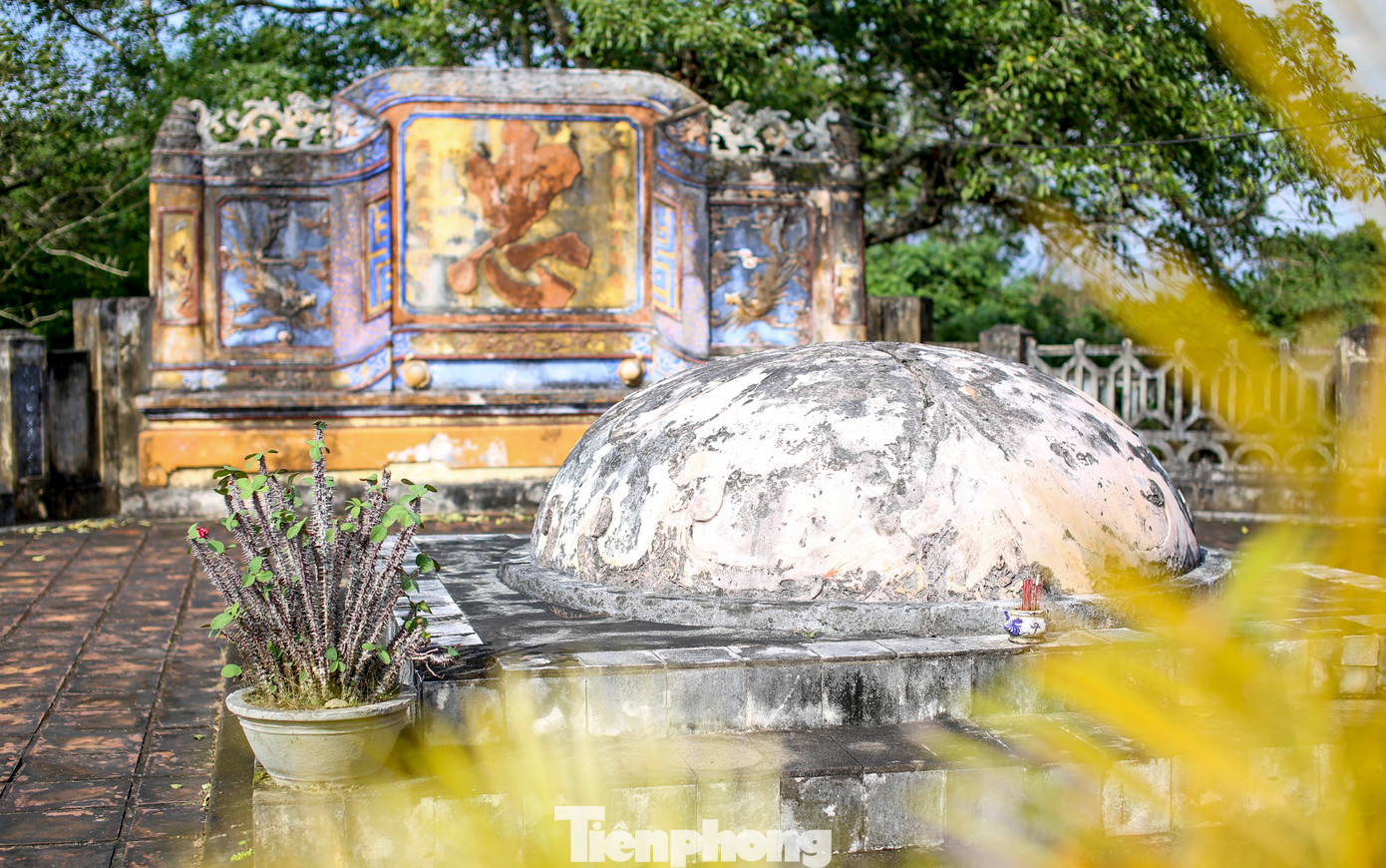 Sau khi triều đại Tây Sơn thất bại, Thành Hoàng Đế - dấu tích một thời vàng son của Tây Sơn - cũng bị phá đổ nát. Trên nền cũ của thành, nhà Nguyễn cho xây dựng một khu lăng thờ hai viên quan nhà Nguyễn chết ở đây là Võ Tánh và Ngô Tùng Châu. Đây là khu lăng mang phong cách mỹ thuật thời Nguyễn nằm trong quần thể của di tích. Trong ảnh - mộ tướng Võ Tánh. Ảnh: Trương Định.