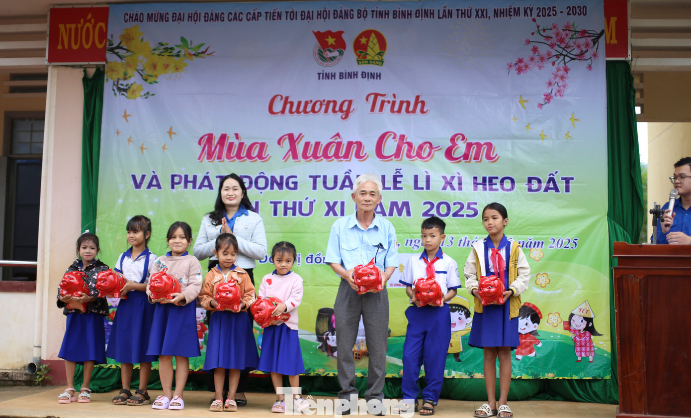 Nhân dịp này, Hội đồng Đội tỉnh Bình Định trao tặng 12 con heo đất cho các em thiếu nhi và Tổng phụ trách Đội đại diện cho các Liên đội trên địa bàn huyện Hoài Ân triển khai nuôi heo đất tại đơn vị mình. Ảnh: Trương Định