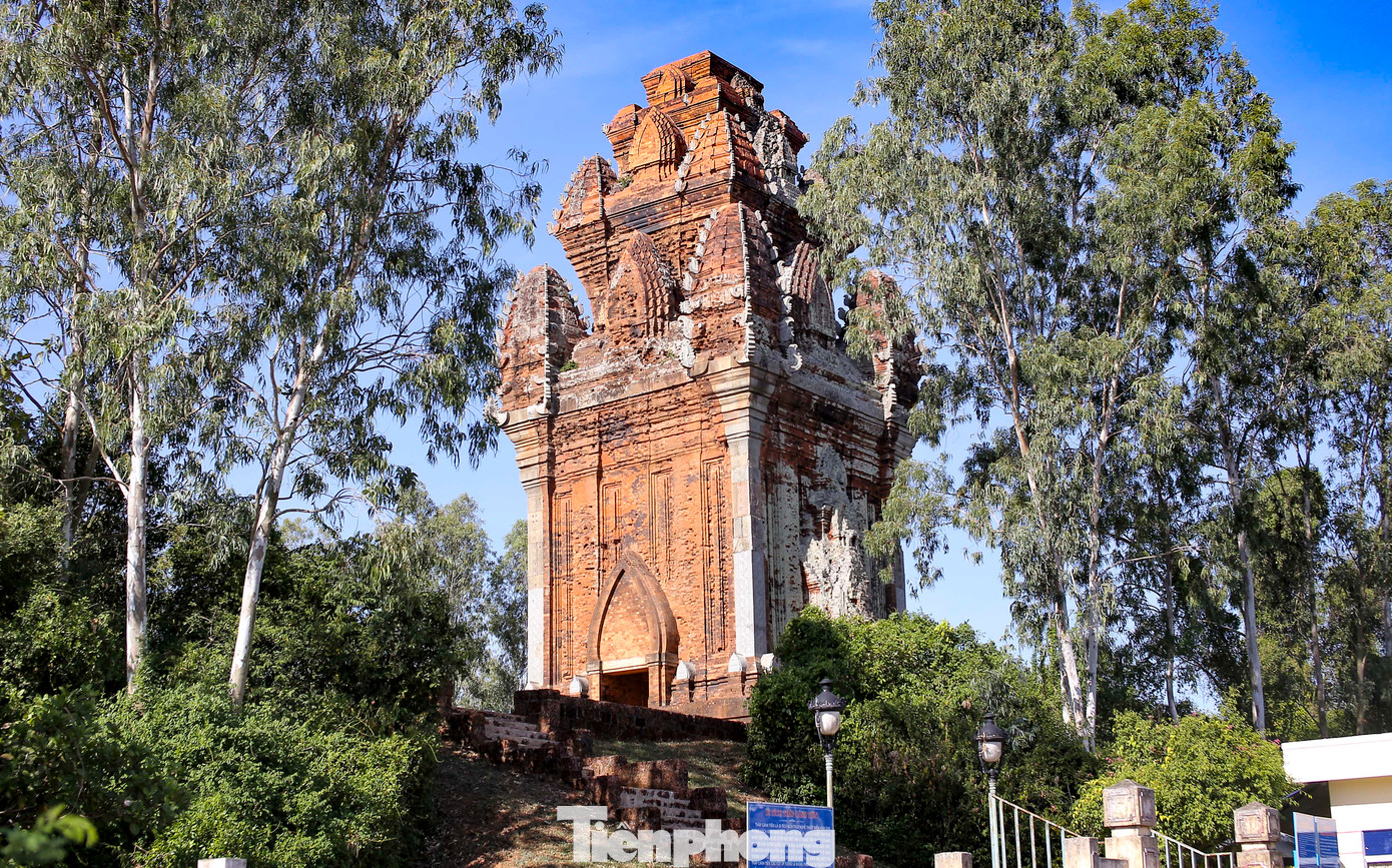 Tháp Cánh Tiên, công trình kiến trúc cổ thời Chămpa, cách Thành Hoàng Đế khoảng 400 m. Ảnh: Trương Định.