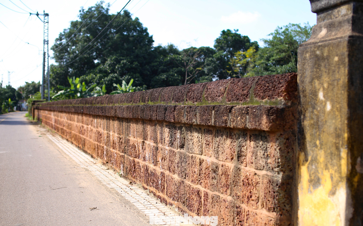 Thành Hoàng Đế nguyên là tổng thể kiến trúc hình chữ nhật, gồm 3 vòng thành: Thành Ngoại, Thành Nội và Tử Cấm Thành. Trong đó, Thành Ngoại có chu vi 7.400 m. Thành Nội còn được gọi là Hoàng Thành có hình chữ nhật dài 430 m, rộng 370 m. Bên trong Thành Nội là Tử Cấm Thành cũng có hình chữ nhật dài 174 m, rộng 126 m. Ảnh: Trương Định.