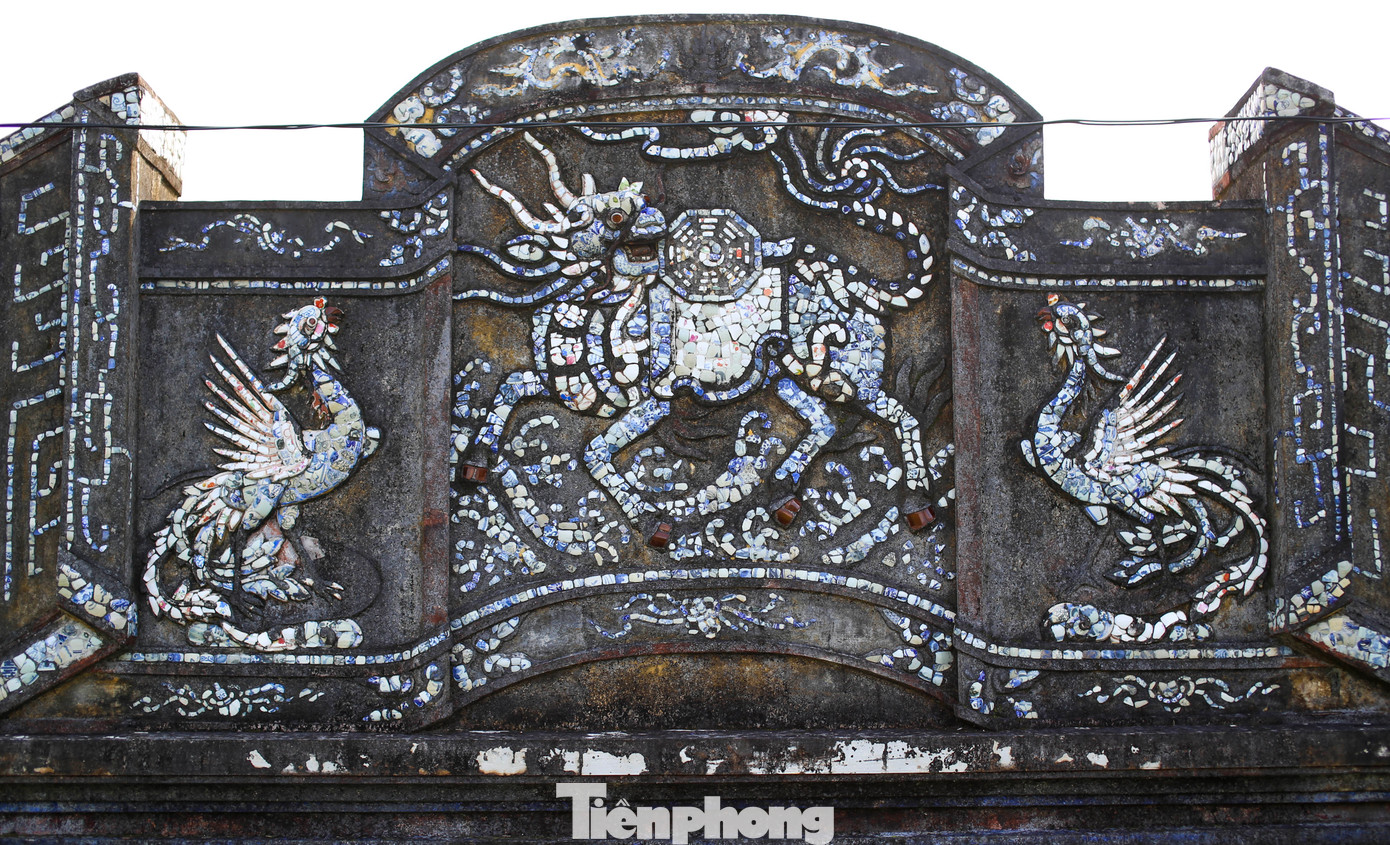 Những tác phẩm phù điêu trong Thành Hoàng Đế. Ảnh: Trương Định.