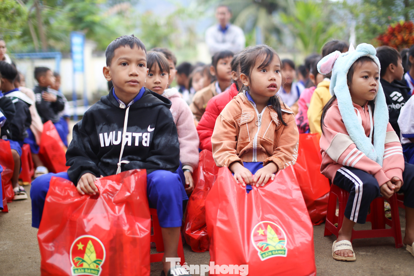 Phong trào “Lì xì heo đất giúp bạn học tốt” có ý nghĩa nhân văn sâu sắc, giáo dục ý thức tiết kiệm cho thanh thiếu nhi, số tiền tiết kiệm heo đất sẽ được sử dụng để trao tặng xe đạp hoặc trao góc học tập cho các em có hoàn cảnh khó khăn, trẻ mồ côi, trẻ em nghèo nhằm giúp các em vượt khó trong học tập, tiếp sức đến trường. Ảnh: Trương Định