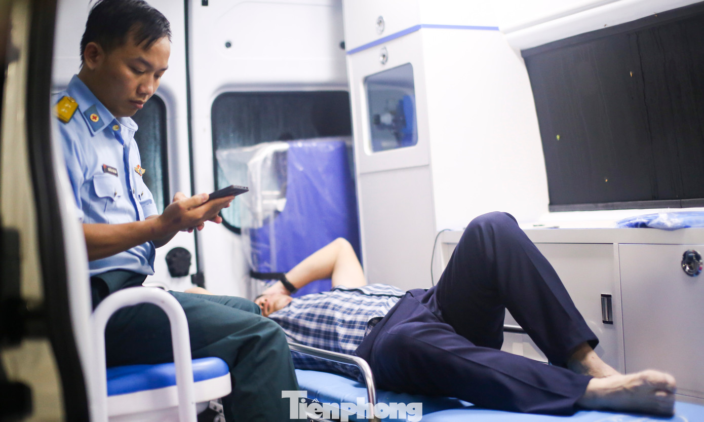 Tình trạng của Đại tá Nguyễn Văn Sơn tương đối ổn định, đi đứng bình thường, được hỗ trợ đưa về Bệnh viện Quân y 13 để tiếp tục theo dõi, điều trị. Ảnh: Trương Định Tình trạng của Đại tá Nguyễn Văn Sơn tương đối ổn định, đi đứng bình thường, được hỗ trợ đưa về Bệnh viện Quân y 13 để tiếp tục theo dõi, điều trị. Ảnh: Trương Định