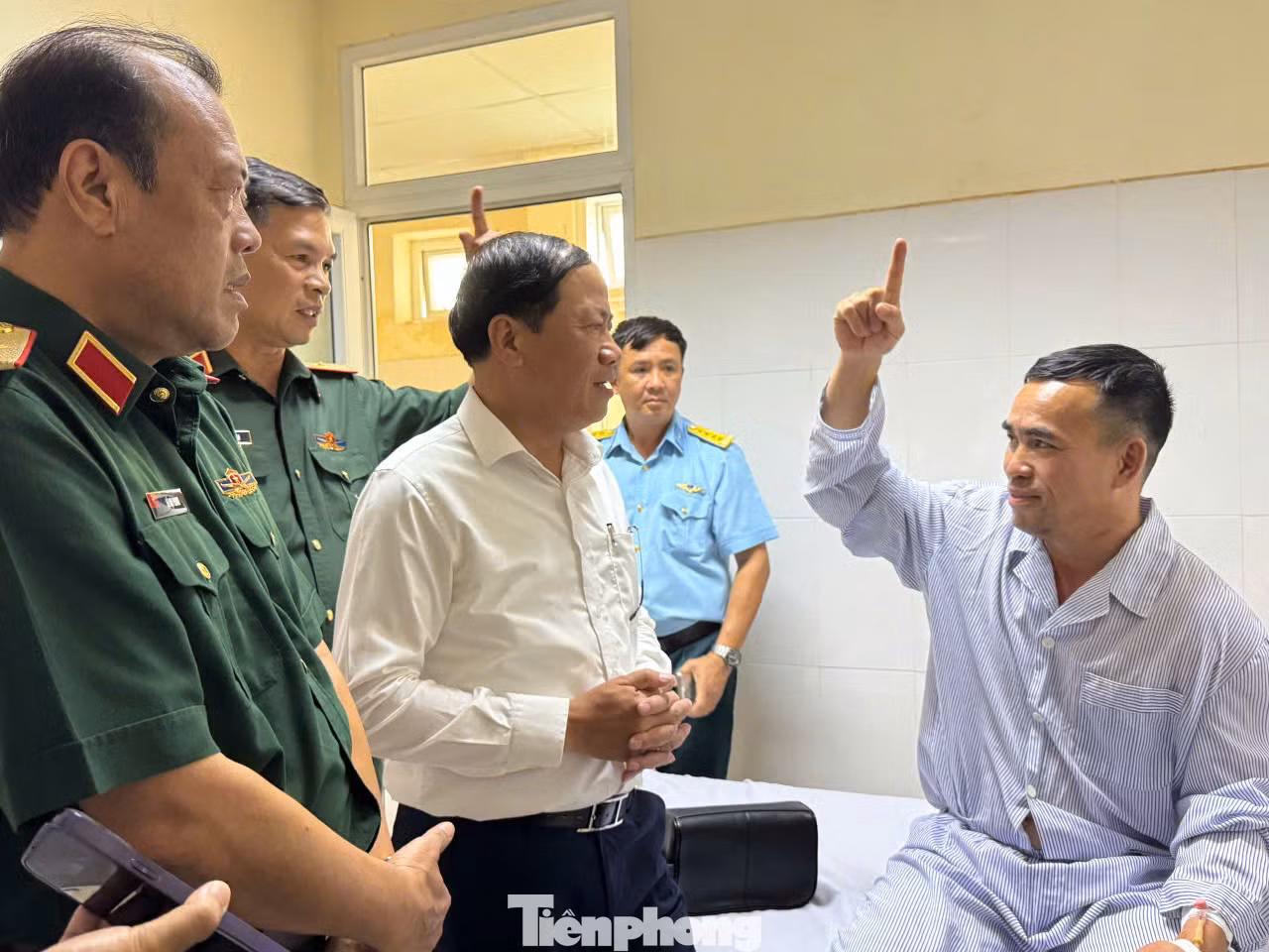Thăm hỏi phi công Nguyễn Văn Sơn.