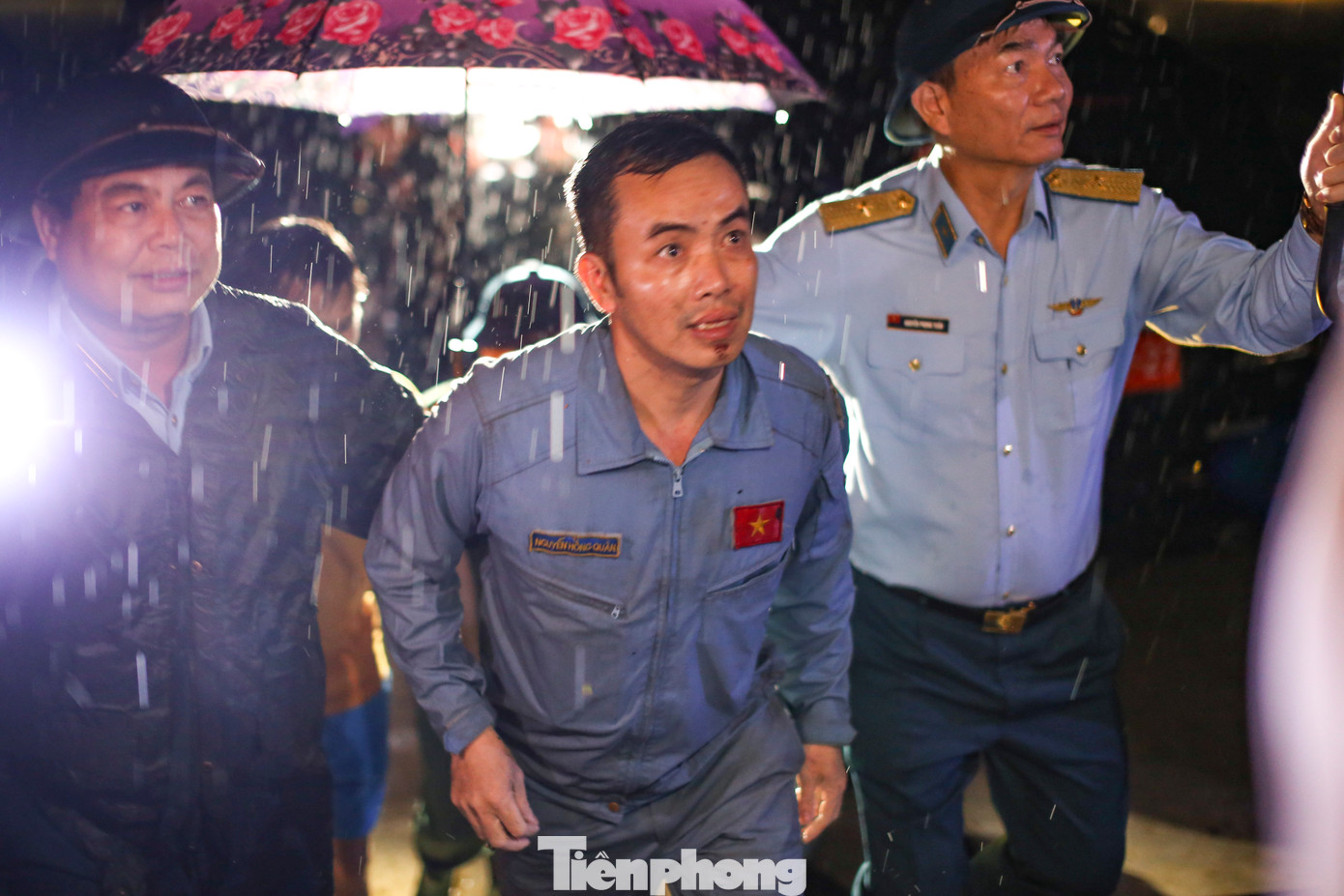 Đưa Thượng tá Nguyễn Hồng Quân (giữa) xuống núi an toàn. Ảnh: Trương Định Đưa Thượng tá Nguyễn Hồng Quân (giữa) xuống núi an toàn. Ảnh: Trương Định