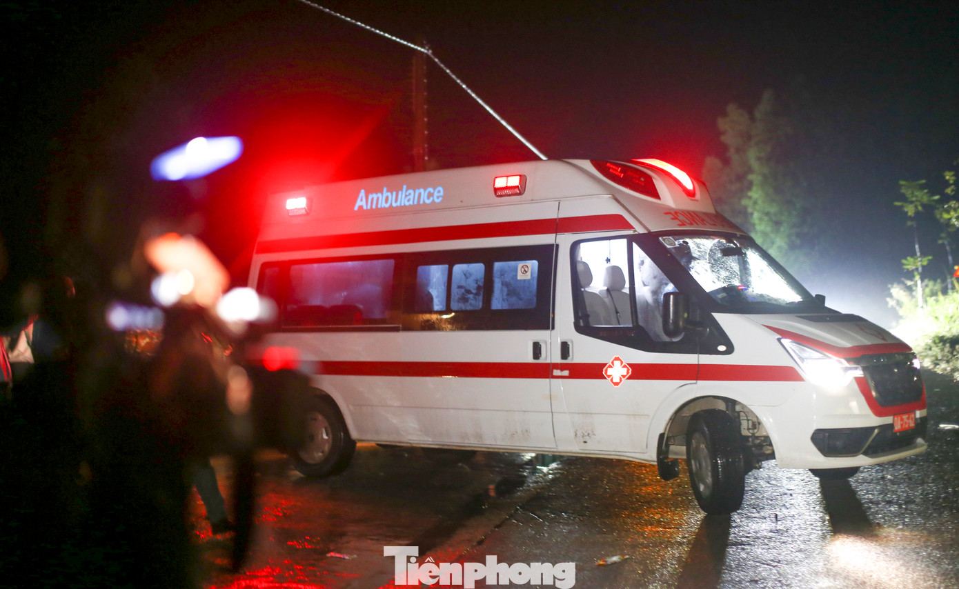 Xe cấp cứu được huy động tới để hỗ trợ đưa các phi công về bệnh viện. Ảnh: Trương Định Xe cấp cứu được huy động tới để hỗ trợ đưa các phi công về bệnh viện. Ảnh: Trương Định