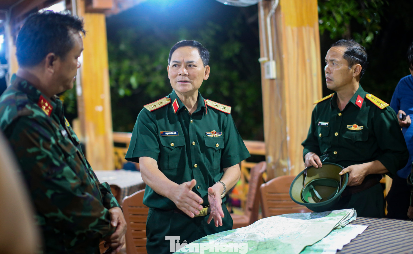 Trung tướng Phạm Trường Sơn, Phó Tổng Tham mưu trưởng Quân đội nhân dân Việt Nam (ở giữa), chỉ đạo công tác tìm kiếm tại hiện trường. Ảnh: Trương Định Trung tướng Phạm Trường Sơn, Phó Tổng Tham mưu trưởng Quân đội nhân dân Việt Nam (ở giữa), chỉ đạo công tác tìm kiếm tại hiện trường. Ảnh: Trương Định