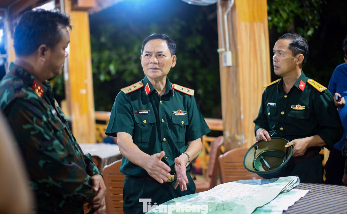 Trung tướng Phạm Trường Sơn, Phó Tổng Tham mưu trưởng Quân đội nhân dân Việt Nam (ở giữa), chỉ đạo công tác tìm kiếm tại hiện trường. Ảnh: Trương Định