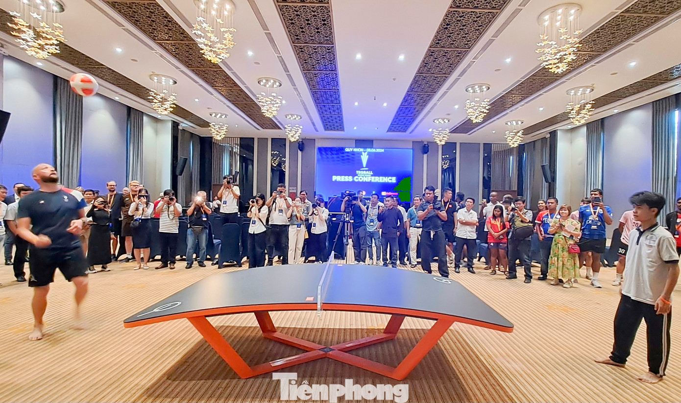 Teqball là môn thể thao kết hợp các yếu tố của bóng đá, bóng bàn, trong đó bóng được chơi trên bàn cong. Ảnh: Trương Định