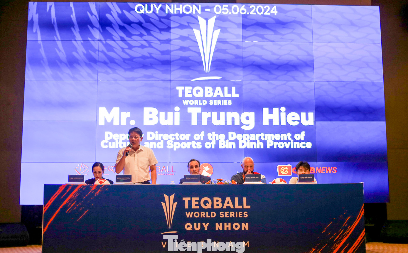 Ông Bùi Trung Hiếu - Phó giám đốc Sở VH&amp;TT tỉnh Bình Định (người đứng) trả lời tại buổi họp báo. Ảnh: Trương Định