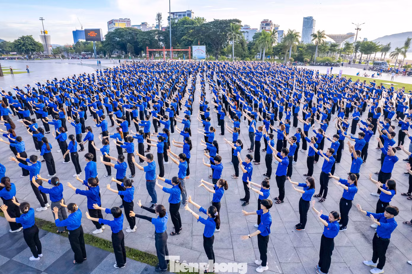 2.000 đoàn viên thanh niên tham gia buổi đồng diễn. Ảnh: Dũng Nhân