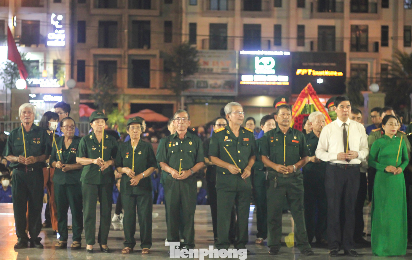 Các đại biểu, cùng các cô, chú cựu chiến binh, cựu thanh niên xung phong dâng hương tại nghĩa trang liệt sĩ TP. Quy Nhơn. Ảnh: Trương Định Các đại biểu, cùng các cô, chú cựu chiến binh, cựu thanh niên xung phong dâng hương tại nghĩa trang liệt sĩ TP. Quy Nhơn. Ảnh: Trương Định
