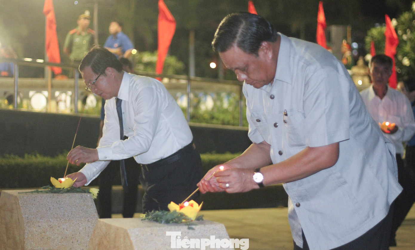Bí thư Tỉnh ủy Bình Định Hồ Quốc Dũng (bên trái) cùng ông Lê Kim Toàn - Phó Bí thư Thường trực Tỉnh ủy, Trưởng đoàn Đoàn ĐBQH tỉnh Bình Định thắp hương mộ liệt sĩ. Ảnh: Trương Định Bí thư Tỉnh ủy Bình Định Hồ Quốc Dũng (bên trái) cùng ông Lê Kim Toàn - Phó Bí thư Thường trực Tỉnh ủy, Trưởng đoàn Đoàn ĐBQH tỉnh Bình Định thắp hương mộ liệt sĩ. Ảnh: Trương Định