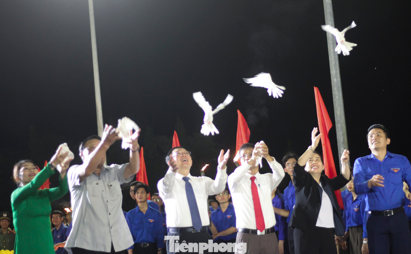 Ban Tổ chức chương trình trao tặng 10 suất quà cho các cựu chiến binh, cựu TNXP, đồng thời thực hiện nghi thức thả bồ câu hòa bình. Ảnh: Trương Định Ban Tổ chức chương trình trao tặng 10 suất quà cho các cựu chiến binh, cựu TNXP, đồng thời thực hiện nghi thức thả bồ câu hòa bình. Ảnh: Trương Định