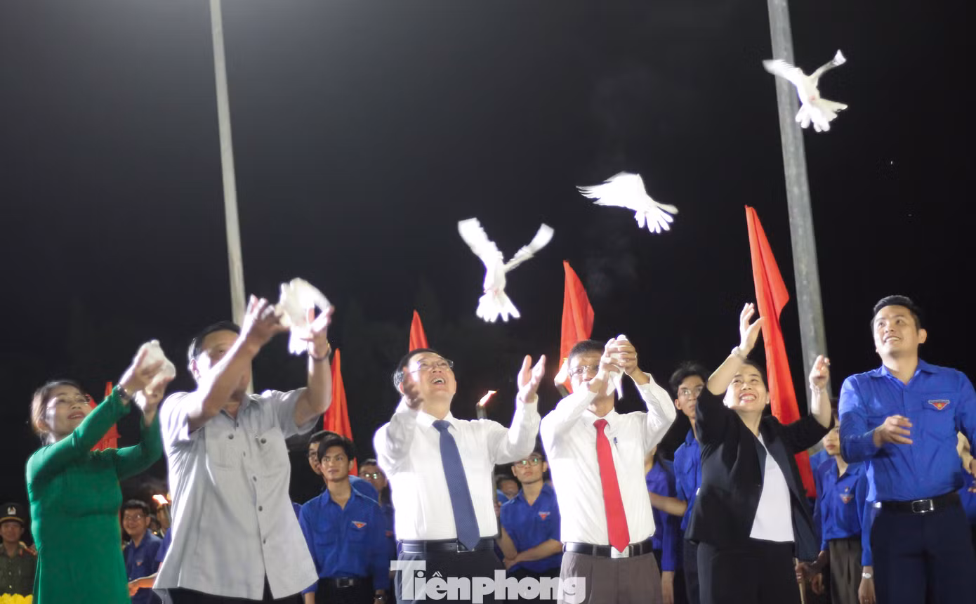 Ban Tổ chức chương trình trao tặng 10 suất quà cho các cựu chiến binh, cựu TNXP, đồng thời thực hiện nghi thức thả bồ câu hòa bình. Ảnh: Trương Định Ban Tổ chức chương trình trao tặng 10 suất quà cho các cựu chiến binh, cựu TNXP, đồng thời thực hiện nghi thức thả bồ câu hòa bình. Ảnh: Trương Định