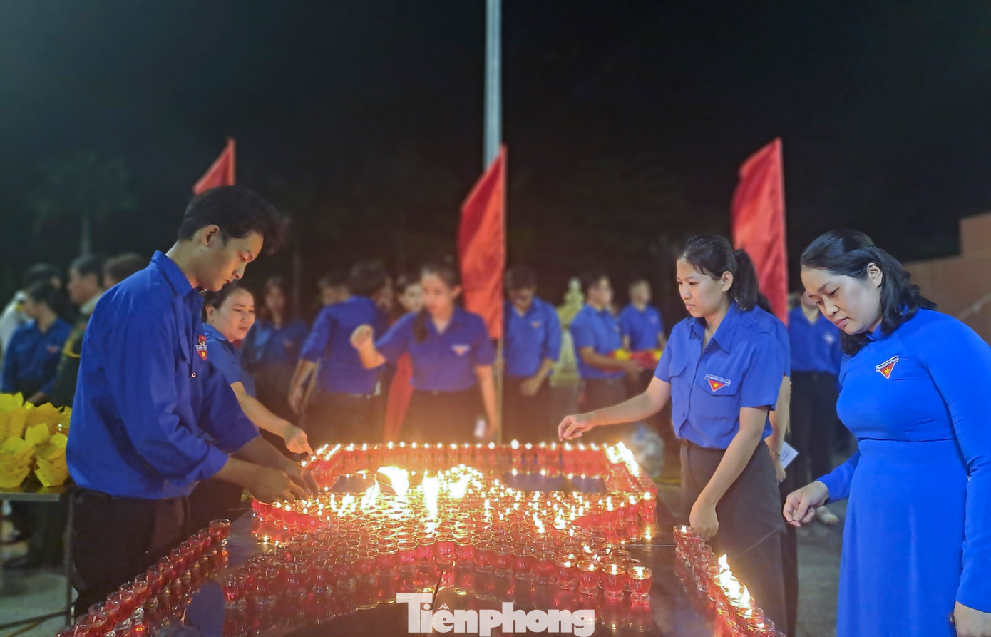 Tuổi trẻ Bình Định thắp nến tri ân các anh hùng, liệt sĩ nhân kỷ niệm 76 năm Ngày Thương binh - Liệt sĩ 27/7. Ảnh: Trương Định Tuổi trẻ Bình Định thắp nến tri ân các anh hùng, liệt sĩ nhân kỷ niệm 76 năm Ngày Thương binh - Liệt sĩ 27/7. Ảnh: Trương Định