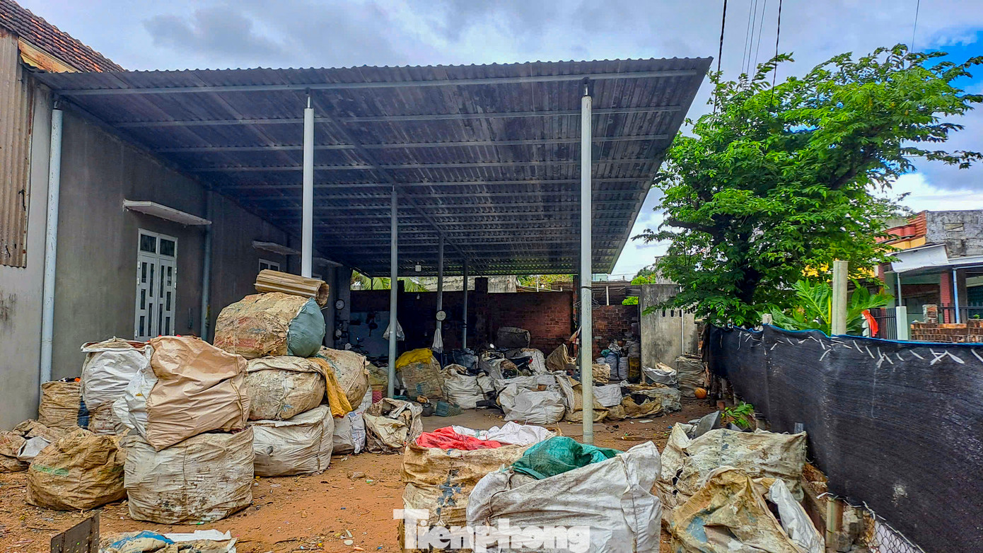 Cơ sở thu mua phế liệu của hộ gia đình ông Dũng, bà Hoa. Ảnh: Trương Định.