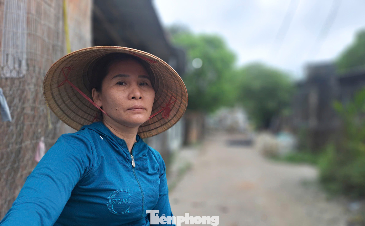 Bà Hà Thị Chắc phản ánh. Ảnh: Trương Định.