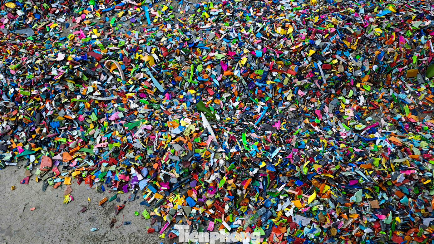 Nhựa sau khi được xay nhỏ được phơi ngay ra ngoài đường. Ảnh: Trương Định.