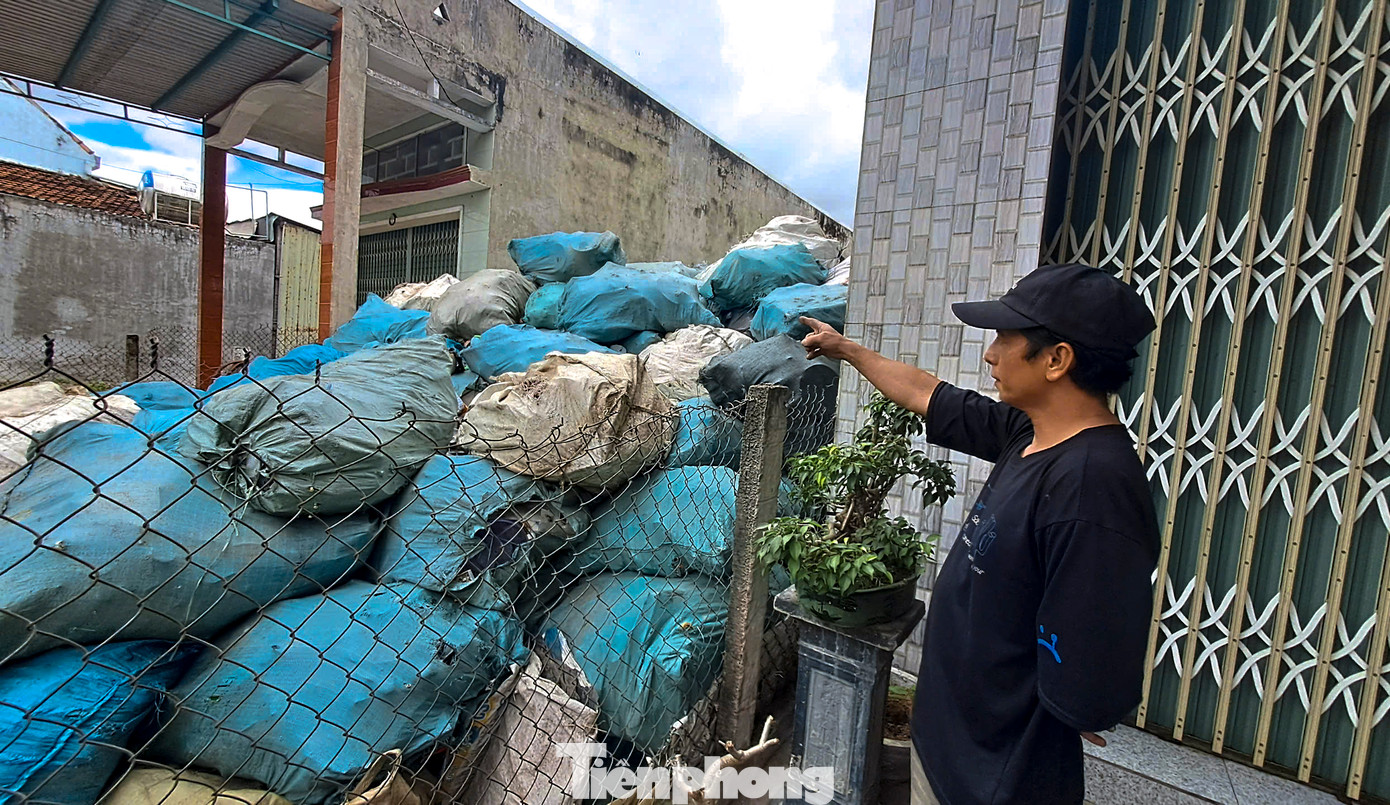 Phế liệu được chất thành đồng bên nhà người dân. Ảnh: Trương Định.