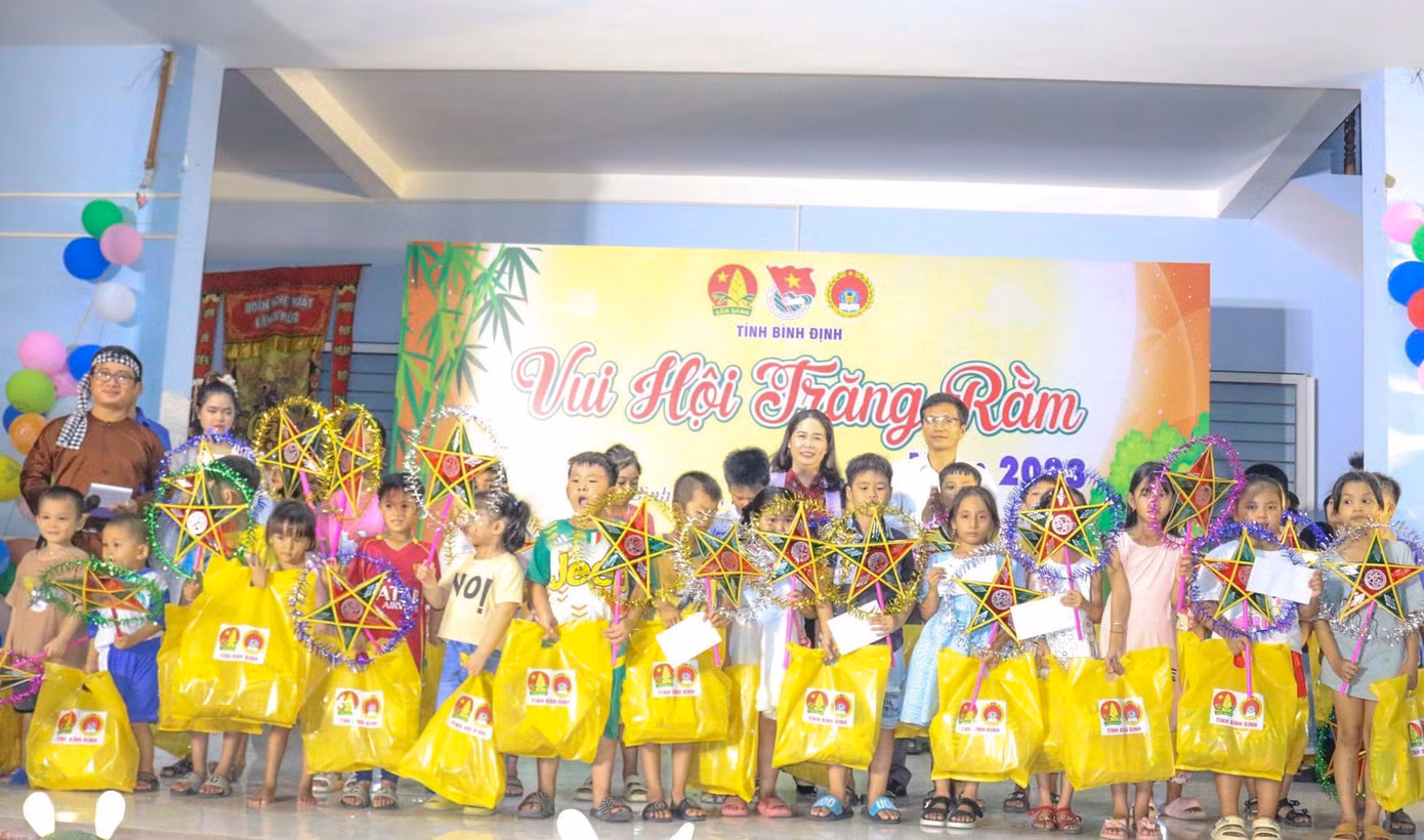 Tặng những suất quà Trung thu cho các em học sinh có điều kiện gia đình khó khăn, vượt khó học tốt.