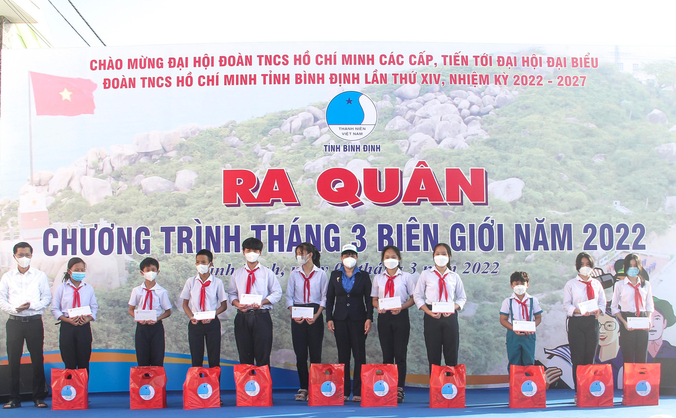 Trao tặng 10 suất học bổng và quà cho 10 em học sinh có hoàn cảnh khó khăn, vượt khó học giỏi. Ảnh: Trương Định