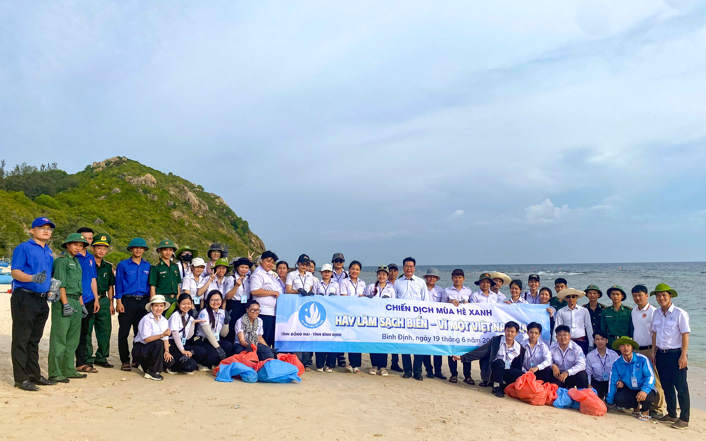 Ra quân “Hãy làm sạch biển”. Ra quân “Hãy làm sạch biển”.