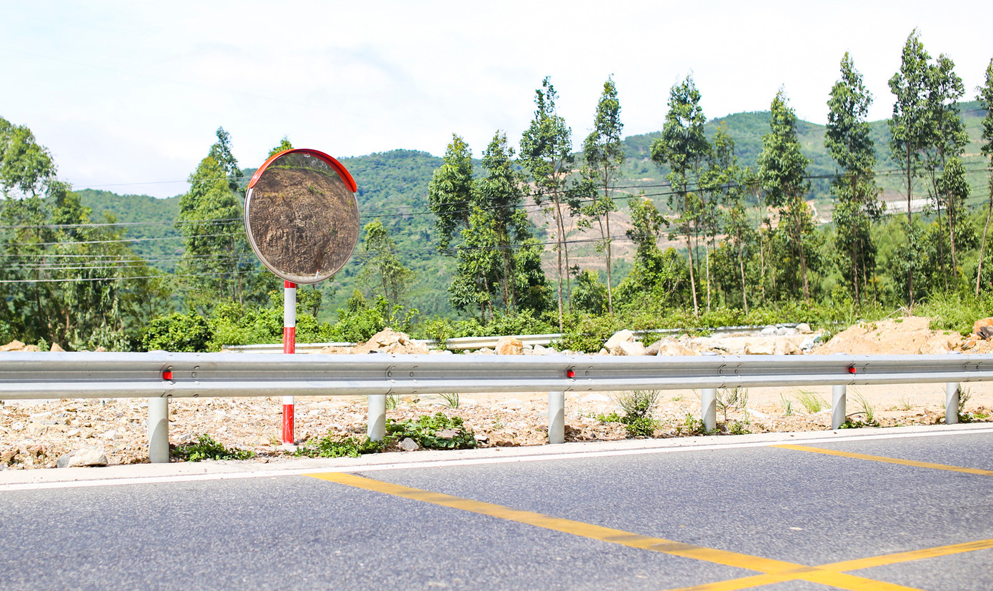 Đang lưu thông qua đèo An Khê, một tài xế chia sẻ, trước đây con đường quanh co, cua gắt, mùa mưa thì trơn trượt, tầm nhìn hạn chế. Nhiều khi xe nặng leo dốc phải về số thấp, đi cả buổi mới qua được. Nhưng những năm gần đây, việc cải tạo mặt đường, mở rộng một số đoạn đã giúp hành trình đỡ vất vả hơn.