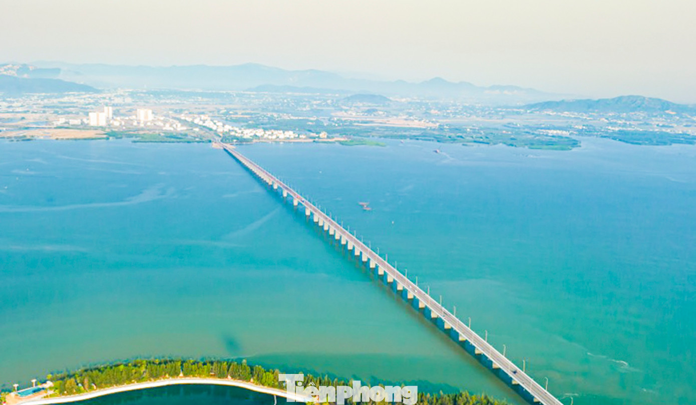 Cầu Thị Nại nối TP. Quy Nhơn với Khu Kinh tế Nhơn Hội. (Ảnh: Dũng Nhân).