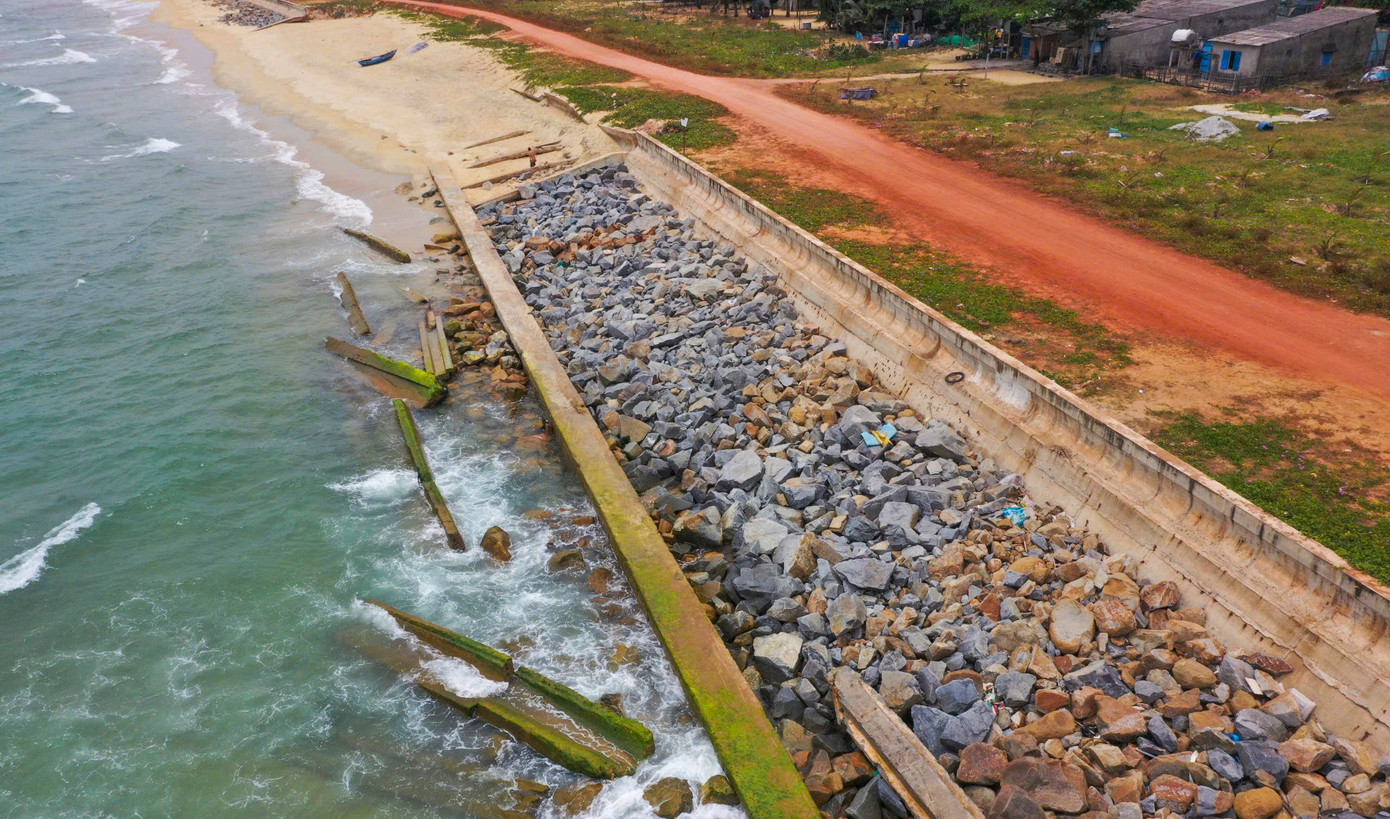 Kè chống xói lở bờ biển Tam Quan.