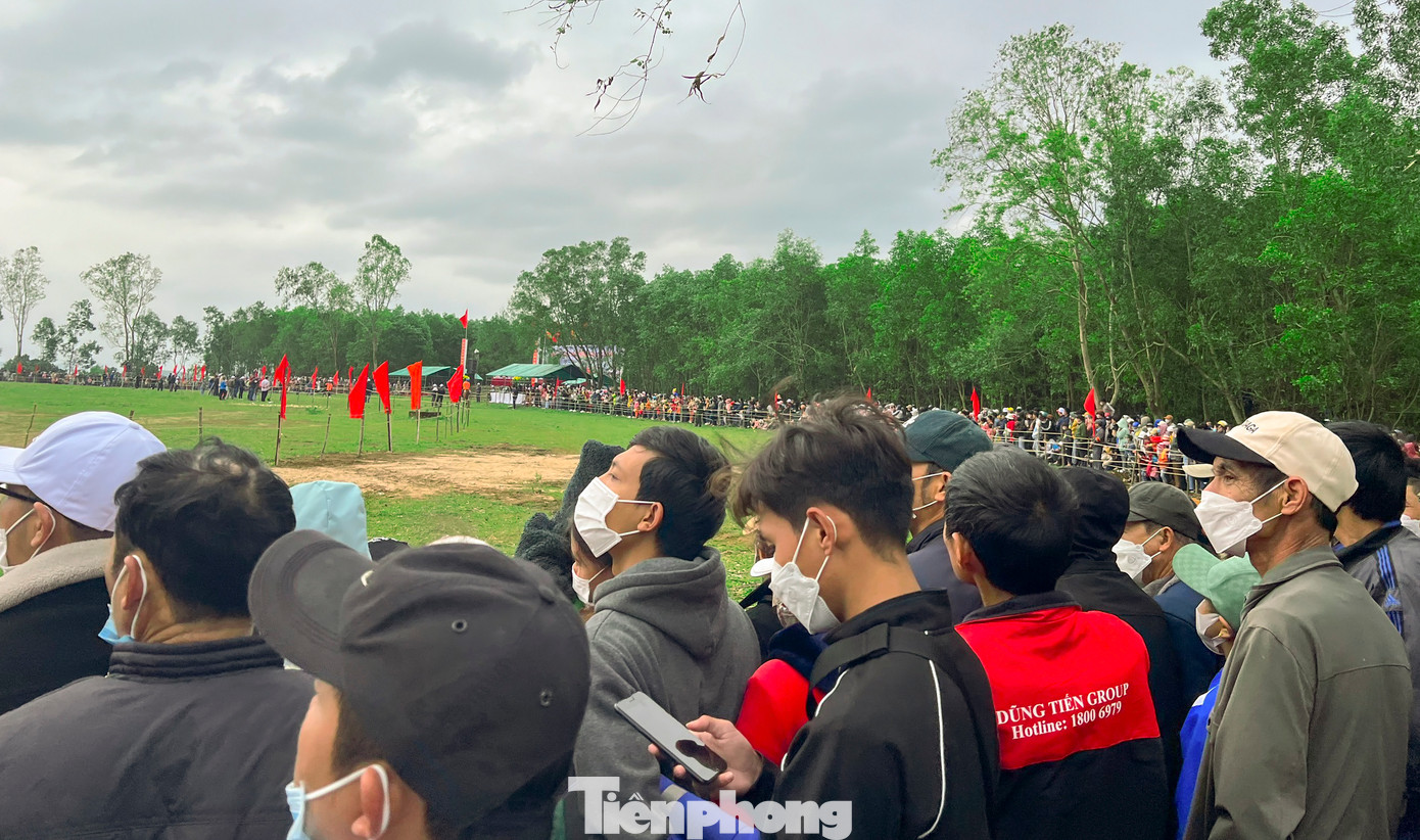 Đông đảo người dân và du khách đến xem và cổ vũ tạo không khí phấn khởi những ngày đầu năm mới.