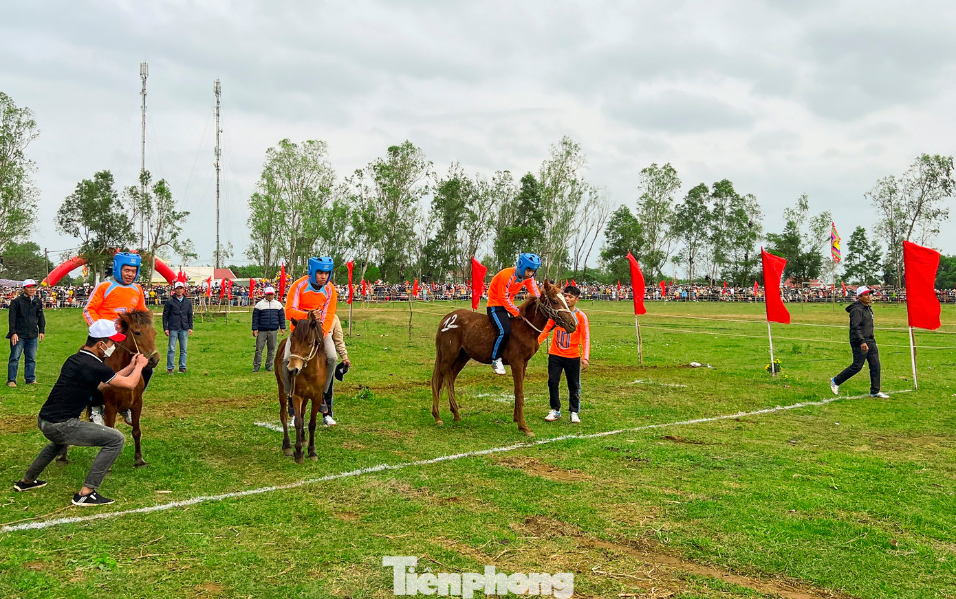 Do ảnh hưởng bởi dịch COVID-19, hai năm qua, Hội đua ngựa truyền thống Gò Thì Thùng không được tổ chức. Năm nay, Hội được UBND huyện tổ chức trở lại, người dân phấn khởi đến xem và cổ vũ từ rất sớm.