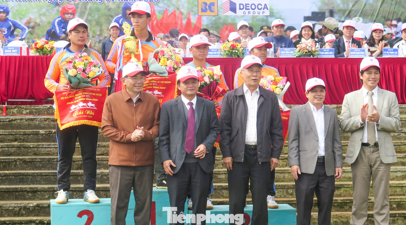 Kết thúc cuộc thi, kỵ sĩ Lê Thành Trung (xã An Hiệp), ngựa số 23 về nhất, kỵ sĩ Lê Văn Thu (xã An Hiệp), ngựa số 28 về nhì và kỵ sĩ Thái Văn Phát (xã An Thọ) xếp thứ 3 với ngựa số 4. Trong ảnh, lãnh đạo tỉnh Phú Yên trao giải cho các kỵ sĩ.