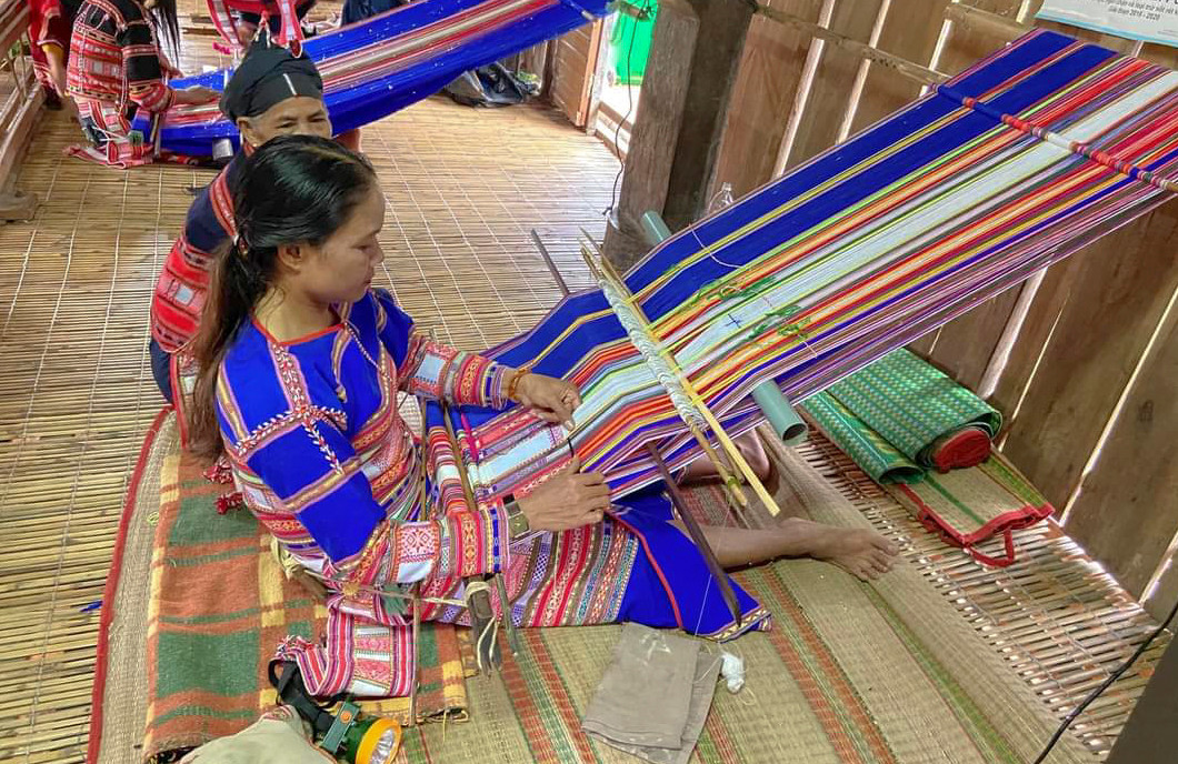 Sợi dệt là nguyên liệu sẵn có, cùng kỹ thuật dệt được truyền lại từ nhiều đời nay, đã được đôi bàn tay khéo léo và đôi mắt tinh tế của những người phụ nữ làng Hà Văn Trên tạo ra những sản phẩm thổ cẩm sắc sảo với đường nét đẹp nhuần nhuyễn, màu sắc hài hòa, hoa văn tinh xảo. Ảnh: Tuệ An