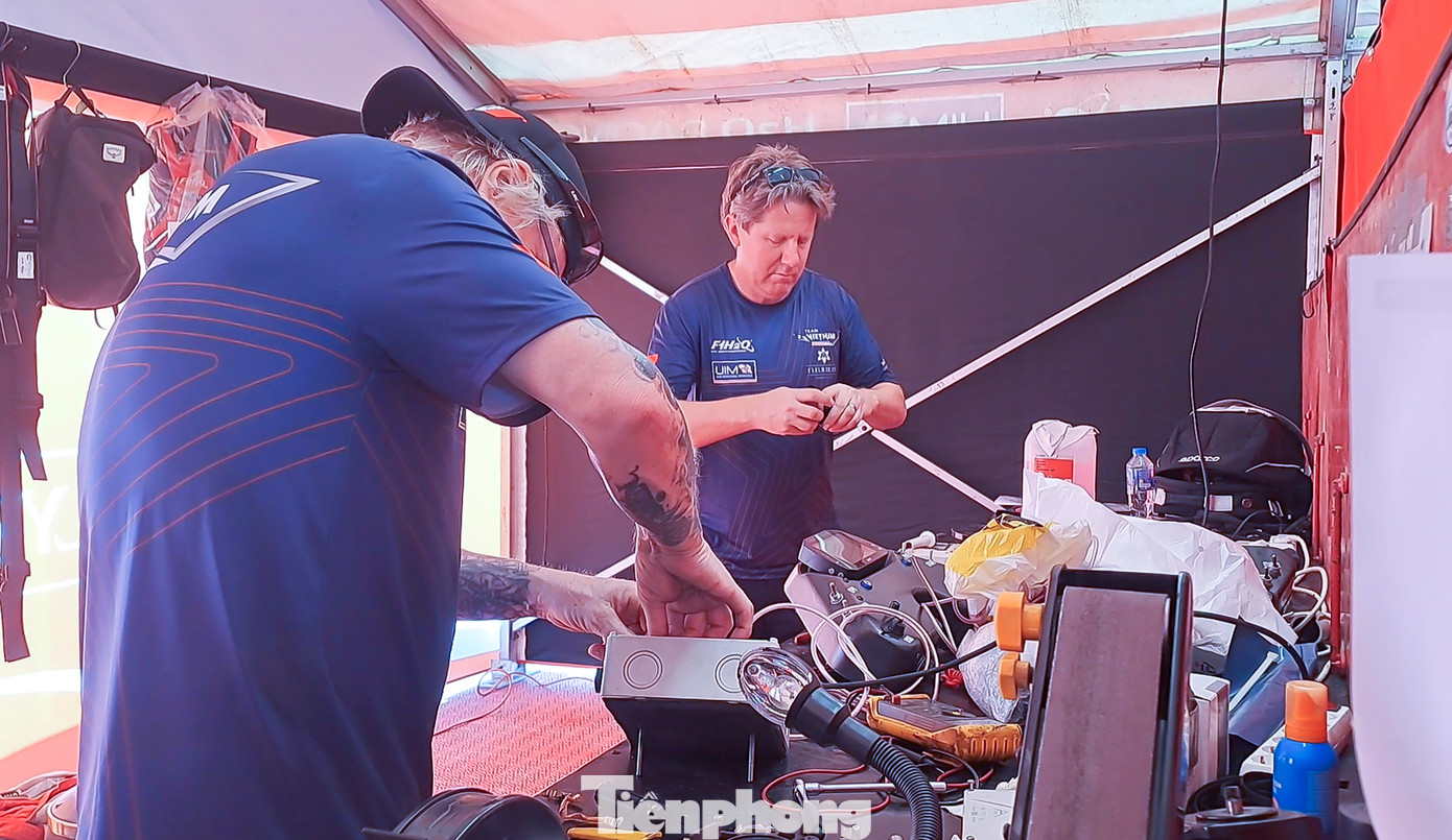 Đội ngũ kỹ thuật đang tiến hành lắp ráp linh kiện. Ảnh: Trương Định