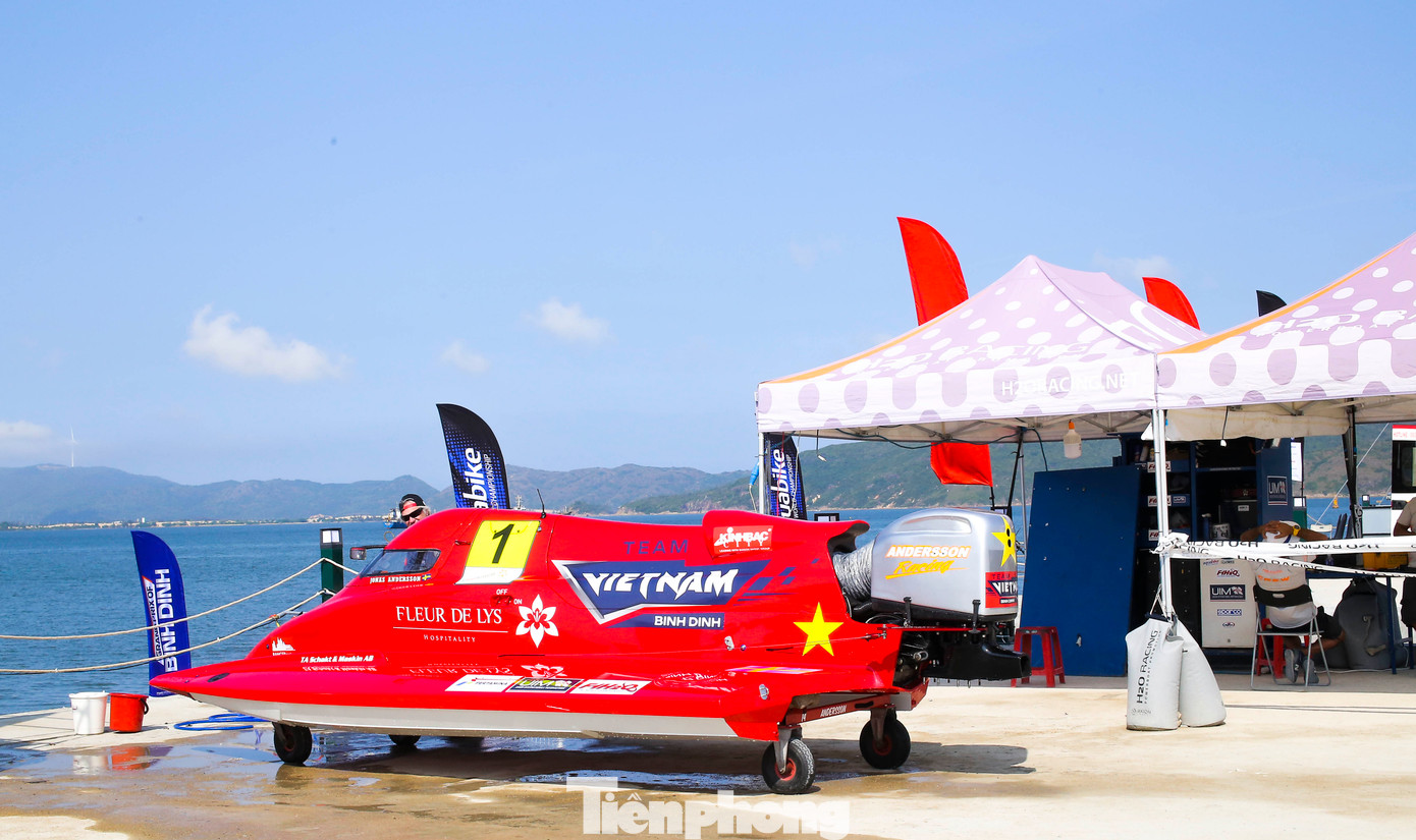 Giải vô địch thế giới thuyền máy công thức 1 là giải đua thuyền cao tốc cấp độ cao nhất trên thế giới, do đó nó có chung danh hiệu F1, tương tự như giải đua xe F1. Giải đấu do Liên đoàn thuyền máy quốc tế (Union Internationale Motonautique - UIM) tổ chức và được H2O Racing quảng bá, nên thường được gọi vắn tắt F1H2O. Ảnh: Trương Định.