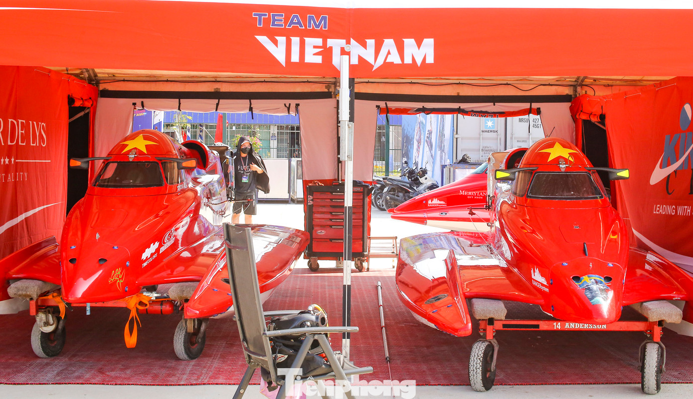 Sau thời gian thi đấu khá thành công ở chặng đua Grand Prix of Indonesia, đội thuyền máy công thức 1 Bình Định - Việt Nam đã hội quân vào chiều 23/3. Những container đựng các siêu thuyền máy cũng đã cập bến đầm Thị Nại sau đó. Ảnh: Trương Định.