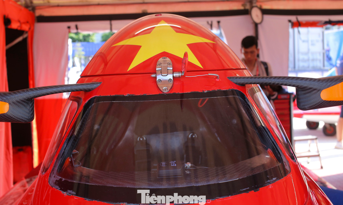 Thuyền máy F1H2O lấy hình ảnh cờ Việt Nam làm chủ đạo, toàn bộ con thuyền được phủ lên một màu đỏ rực rỡ với hình ảnh ngôi sao năm cánh ngay chính giữa mũi thuyền. Ảnh: Trương Định.