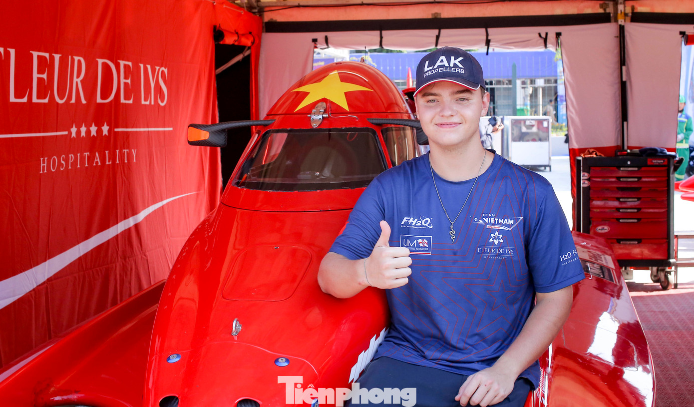 Đội Bình Định - Việt Nam sở hữu 3 thuyền, trong đó thuyền số 1 là của đội trưởng Jonas Andersson; thuyền số 2 là của tay đua Stefan Arand. Chiếc còn lại là thuyền dự bị. Ảnh: Trương Định.